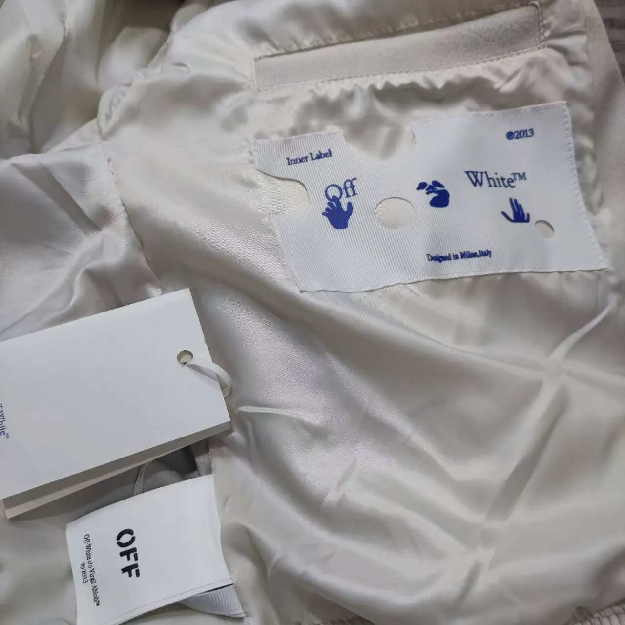 Top tested version off white heavy industry embroidery patchwork leather high temperature hot crystal diamond baseball uniform male and female couple star same style (⚠ original button mold customization, patch embroidery color matching) original packaging original label 🔍 full set of accessories customized packaging elevators are purchased from the original factory all series of hardware mold customization one-to-one restoration of fabric color components The fabric is made of 65% wool, 15% natural silk, 10% spandex and 10% velvet, mixed and custom-woven. The total weight is more than 900 grams! And the most important thing is its color fastness, it will never fade! -The embroidery uses an imported towel embroidery machine. Each pattern is first embroidered on the fabric, and then engraved with an infrared laser, and then fixed with a sewing machine. The whole garment is labeled in many places, one is flat embroidered, and the large pattern on the back is directly embroidered on it. This dress has 4 different embroidery techniques⚠ -The sleeves are all made of two-layer pebbled fabric, which is processed, shaped, colored, washed, and the texture retains the original grain structure! Thick, plump and round! -The processing technology is extremely complex, the pieces are neatly spliced ​​and aligned, and the entire garment has precise wiring density. Gender-neutral style. Loose version. Self-conscious quality control. Details determine success or failure. Size: S M L XL P: 680